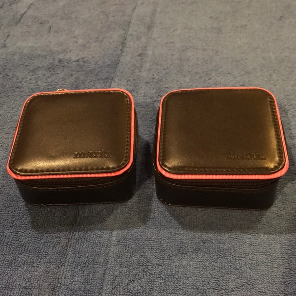 Small Zippered faux leather travel case - Picture 6 of 6